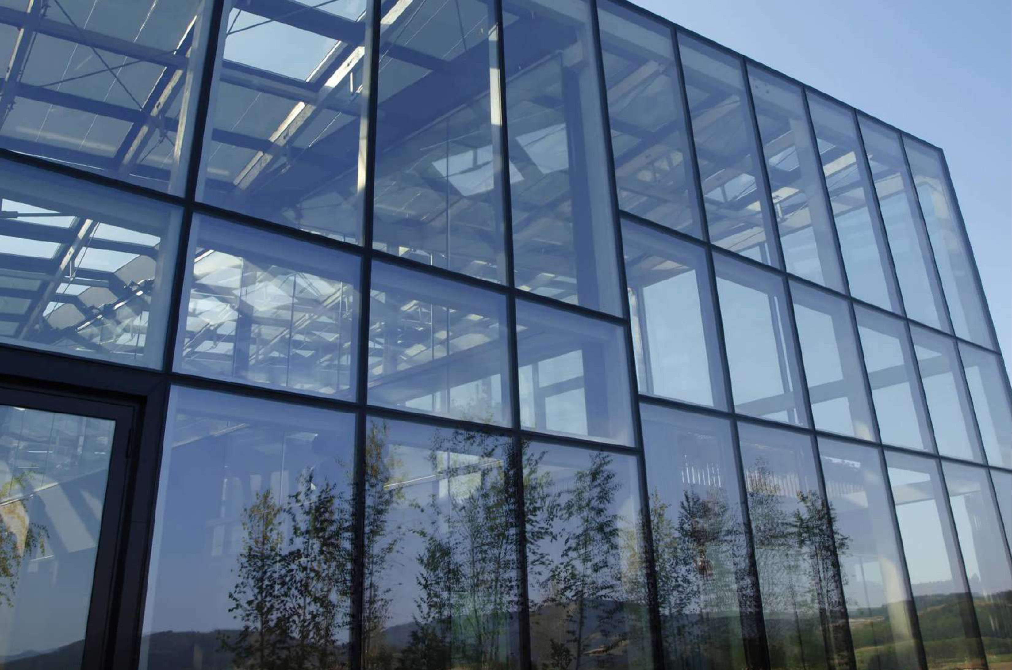 Fachada arquitectónica de vidrio y aluminio